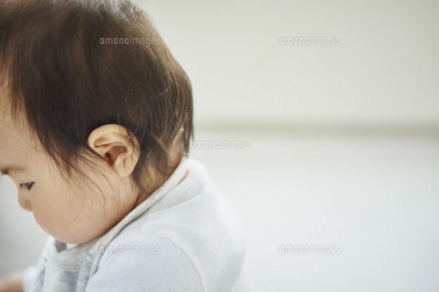赤ちゃんの横顔 の写真素材 イラスト素材 アマナイメージズ
