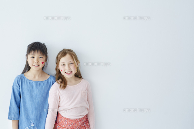 フェイスペインティングをした日本人と外国人の女の子 の写真素材 イラスト素材 アマナイメージズ