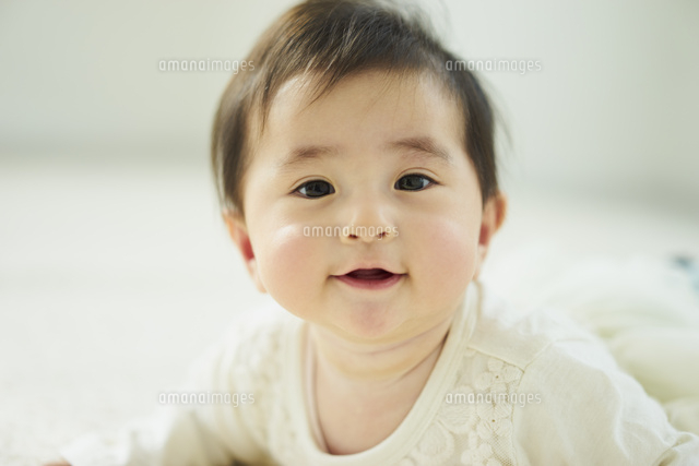 赤ちゃんのアップ の写真素材 イラスト素材 アマナイメージズ