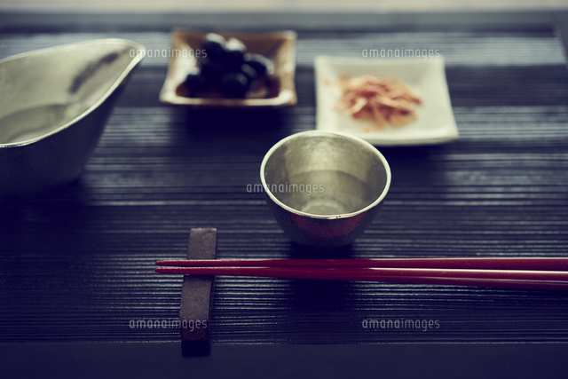 酒器とおつまみと箸 の写真素材 イラスト素材 アマナイメージズ