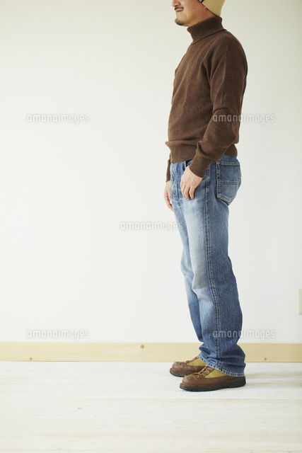ジーンズ姿の男性 の写真素材 イラスト素材 アマナイメージズ