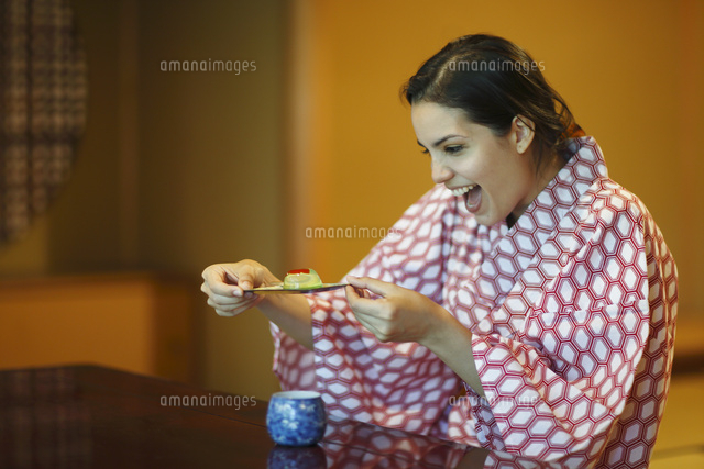 和菓子を見て喜ぶ浴衣姿の外国人女性 の写真素材 イラスト素材 アマナイメージズ