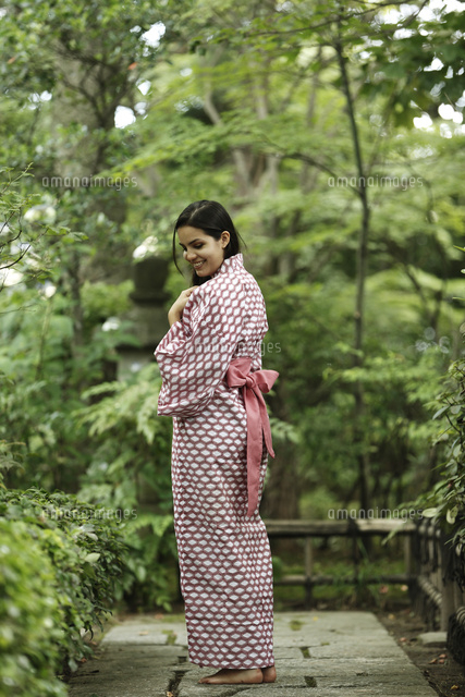 浴衣姿の外国人女性 の写真素材 イラスト素材 アマナイメージズ