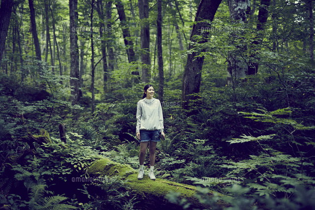 森の中に佇む女性 の写真素材 イラスト素材 アマナイメージズ 森の中に佇む女性 の写真素材 イラスト素材 アマナイメージズ