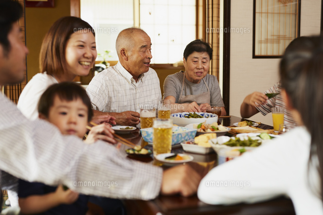 食事をする三世代家族 の写真素材 イラスト素材 アマナイメージズ