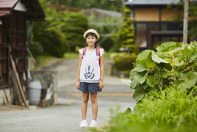 小学生の女の子ポートレート の写真素材 イラスト素材 アマナイメージズ