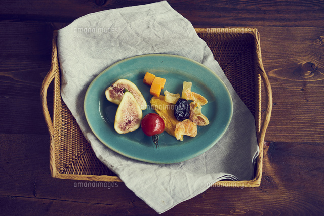 ドライフルーツとイチジクとミニトマトとチーズ の写真素材 イラスト素材 アマナイメージズ