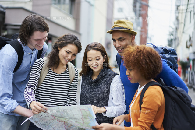 地図を見る外国人と日本人[11070025229]の写真素材・イラスト素材｜アマナイメージズ