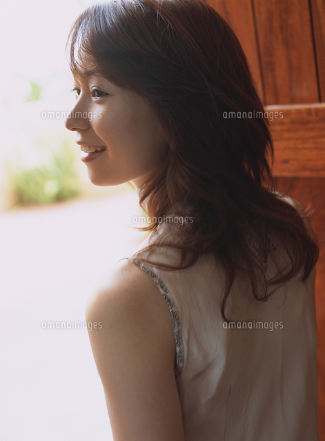 扉をあける女性の横顔 の写真素材 イラスト素材 アマナイメージズ
