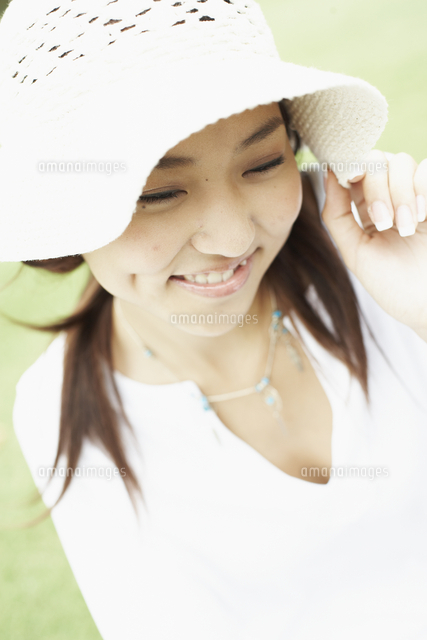 帽子をかぶる女の子アップ の写真素材 イラスト素材 アマナイメージズ 帽子をかぶる女の子アップ の写真素材 イラスト素材 アマナイメージズ