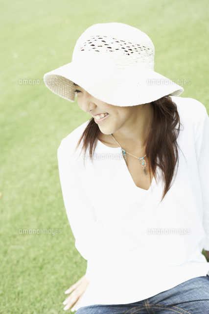 帽子をかぶる女の子アップ の写真素材 イラスト素材 アマナイメージズ