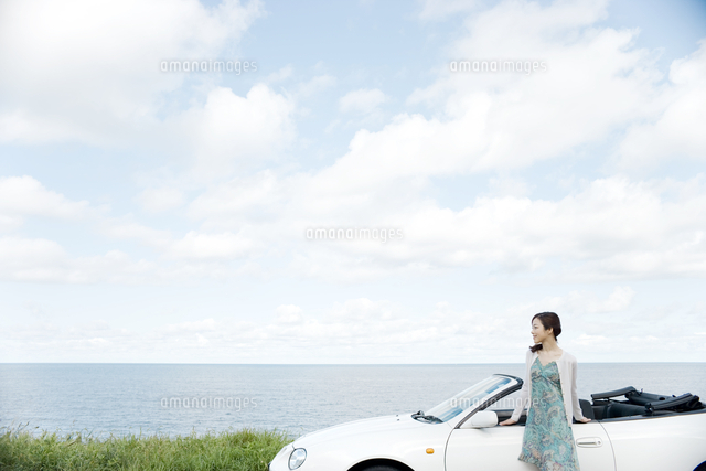 海と車と女性 の写真素材 イラスト素材 アマナイメージズ