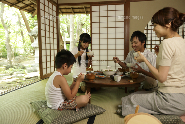 ちゃぶ台を囲んで食事をするファミリー の写真素材 イラスト素材 アマナイメージズ