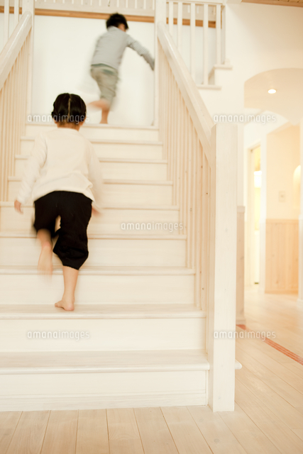 階段を上る男の子と女の子 の写真素材 イラスト素材 アマナイメージズ