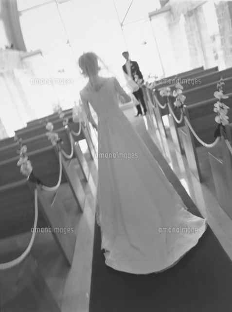バージンロードを歩くウェディングドレスの女性後姿 の写真素材 イラスト素材 アマナイメージズ