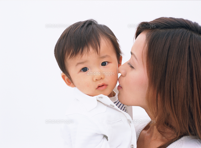 子供にキスをする母親 の写真素材 イラスト素材 アマナイメージズ