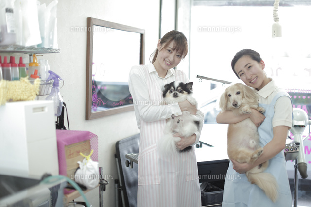 犬を抱くトリマー2人 の写真素材 イラスト素材 アマナイメージズ