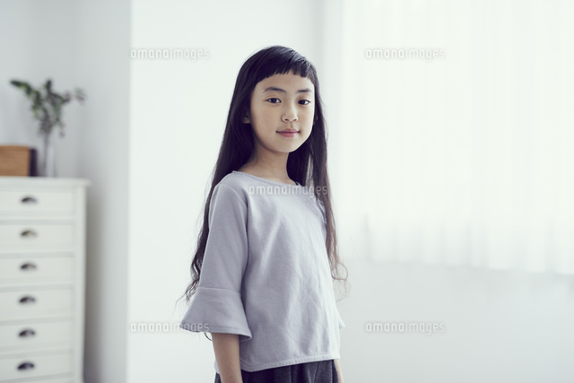 女の子のポートレート の写真素材 イラスト素材 アマナイメージズ