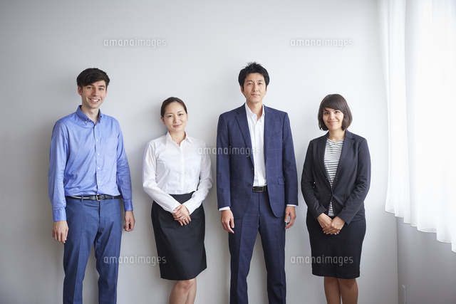 外国人と日本人の男女4人 の写真素材 イラスト素材 アマナイメージズ