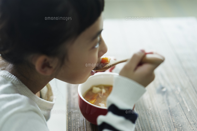 スープを飲む女の子 の写真素材 イラスト素材 アマナイメージズ