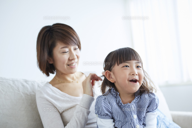 女の子の髪を結う母親 の写真素材 イラスト素材 アマナイメージズ