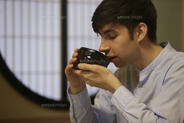 抹茶を飲む外国人男性 の写真素材 イラスト素材 アマナイメージズ