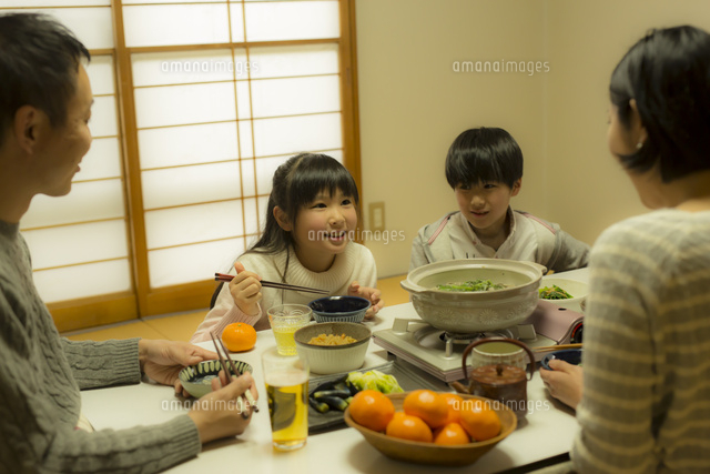 こたつで食事をする家族 の写真素材 イラスト素材 アマナイメージズ