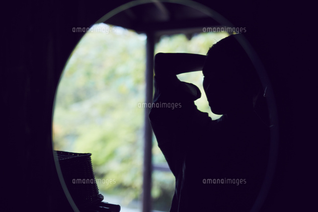 鏡に映るミドル女性 の写真素材 イラスト素材 アマナイメージズ