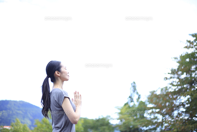 祈るの写真素材 ストックフォト アマナイメージズ