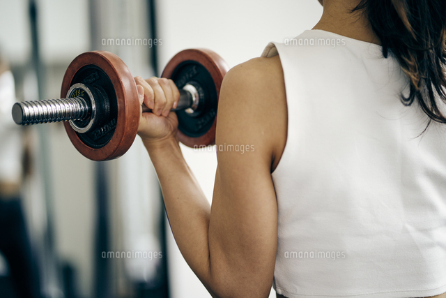 ダンベルトレーニングをする日本人女性 の写真素材 イラスト素材 アマナイメージズ