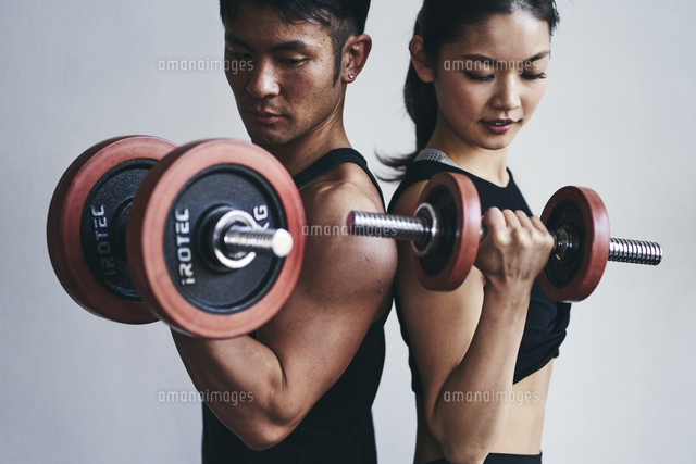 ダンベルトレーニングをする日本人男性と女性 の写真素材 イラスト素材 アマナイメージズ