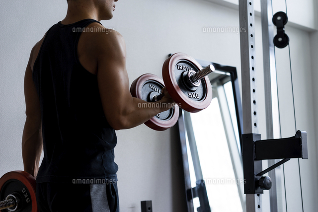 ダンベルトレーニングをする日本人男性 の写真素材 イラスト素材 アマナイメージズ