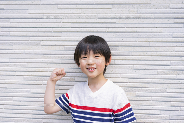 ガッツポーズをする小学生の男の子 の写真素材 イラスト素材 アマナイメージズ