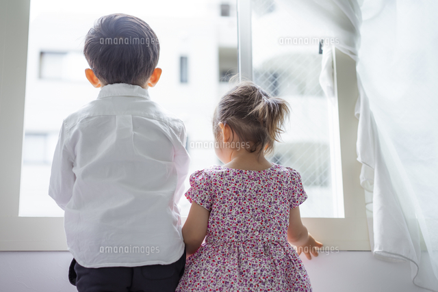 窓から外を眺める男の子と女の子の後ろ姿 の写真素材 イラスト素材 アマナイメージズ