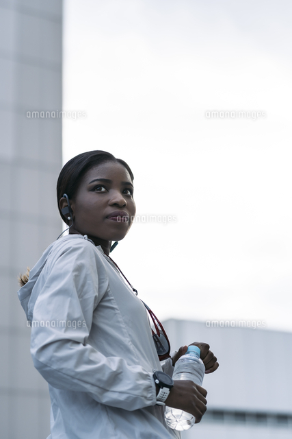 ペットボトルを持つスポーツウェア姿のアフリカ系外国人女性 の写真素材 イラスト素材 アマナイメージズ ペットボトルを持つスポーツウェア姿のアフリカ系外国人女性 の写真素材 イラスト素材 アマナイメージズ