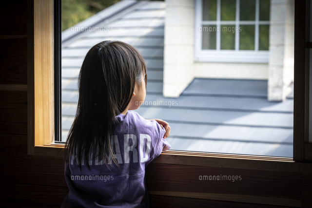 窓の外を眺める女の子の後ろ姿 の写真素材 イラスト素材 アマナイメージズ