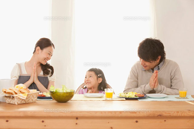 朝食時にいただきますをする3人家族 の写真素材 イラスト素材 アマナイメージズ