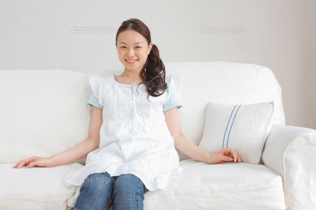 ソファに腰掛ける女性のポートレート の写真素材 イラスト素材 アマナイメージズ