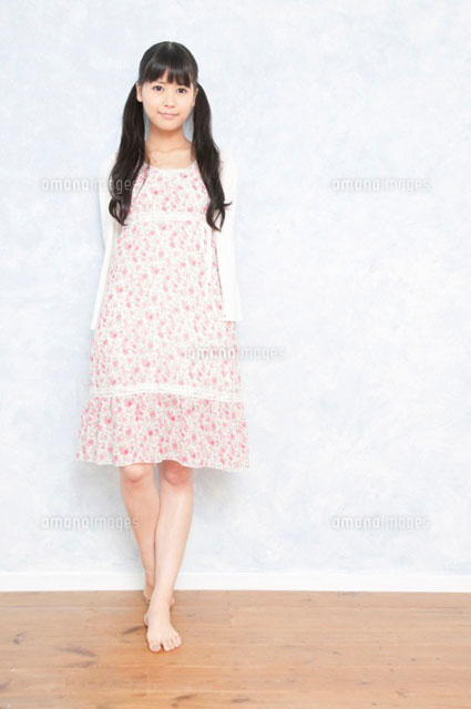 壁際で裸足で立っている若い女性 の写真素材 イラスト素材 アマナイメージズ