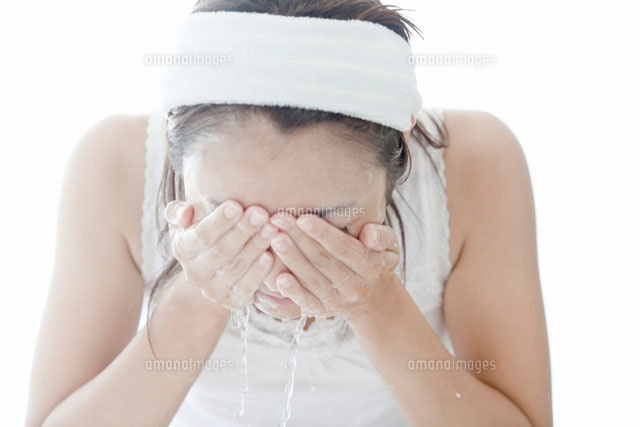 顔を洗う若い女性 の写真素材 イラスト素材 アマナイメージズ