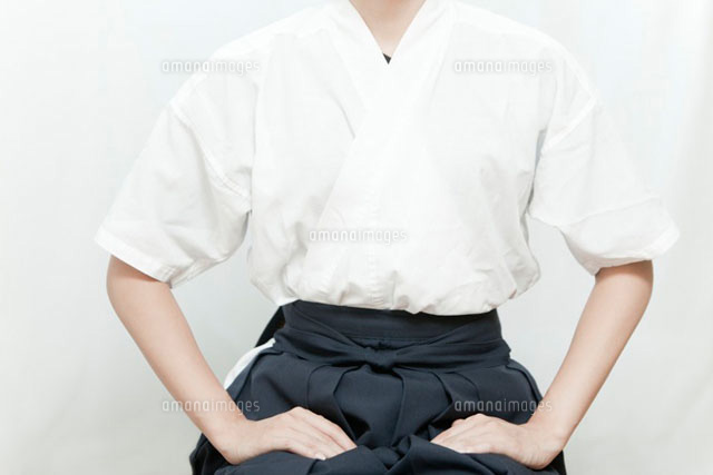 弓道着をきて正座する若い女性 の写真素材 イラスト素材 アマナイメージズ