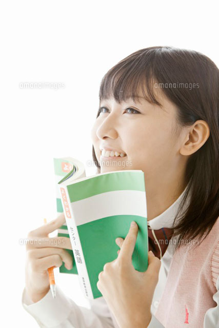 参考書を読む女子高校生[11071001430]の写真・イラスト素材