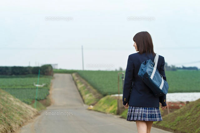 農道を歩く女子高校生の後ろ姿 の写真素材 イラスト素材 アマナイメージズ