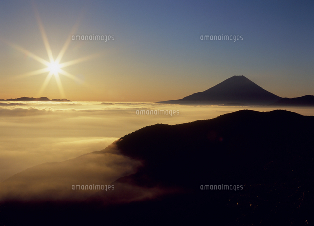 富士川町丸山林道から日の出と富士山 の写真素材 イラスト素材 アマナイメージズ