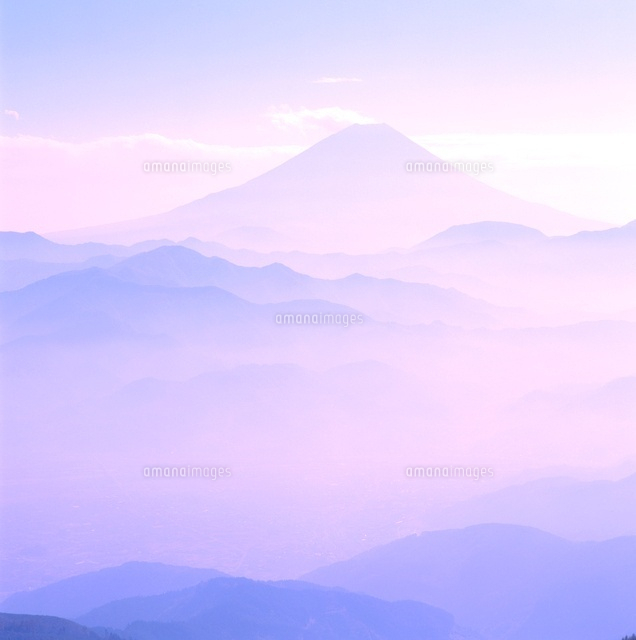 櫛形林道より山並みと富士山 の写真素材 イラスト素材 アマナイメージズ