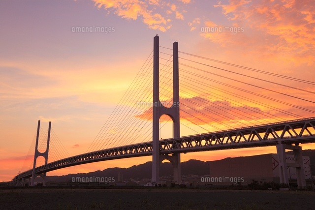 夕焼け空と東神戸大橋のシルエット の写真素材 イラスト素材 アマナイメージズ
