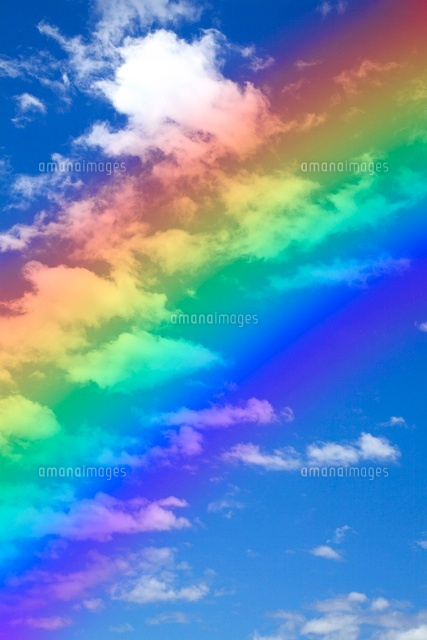 青空に浮かぶ雲と虹 の写真素材 イラスト素材 アマナイメージズ