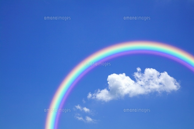 青空に浮かぶ雲と虹 の写真素材 イラスト素材 アマナイメージズ