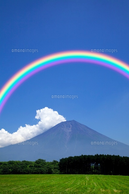 朝霧高原からの夏の富士山と虹 の写真素材 イラスト素材 アマナイメージズ