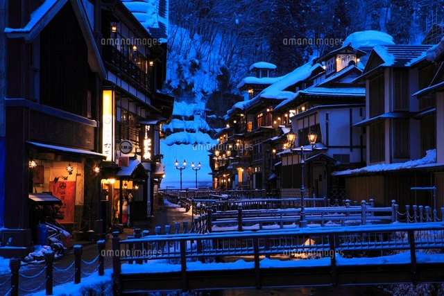 雪の銀山温泉夜景 の写真素材 イラスト素材 アマナイメージズ 雪の銀山温泉夜景 の写真素材 イラスト素材 アマナイメージズ